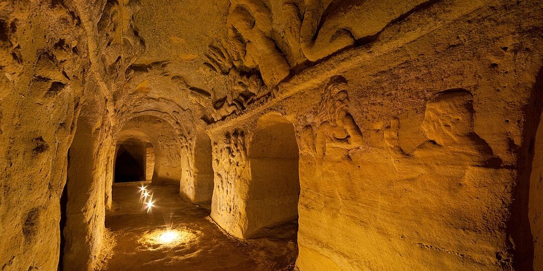 1080px-Grotte_Palazzo_Campana_7